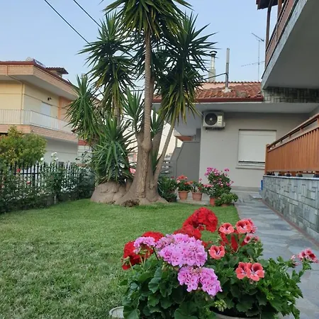 Chriselia House דירה *