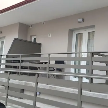 Апартаменты Chriselia Неа-Рода